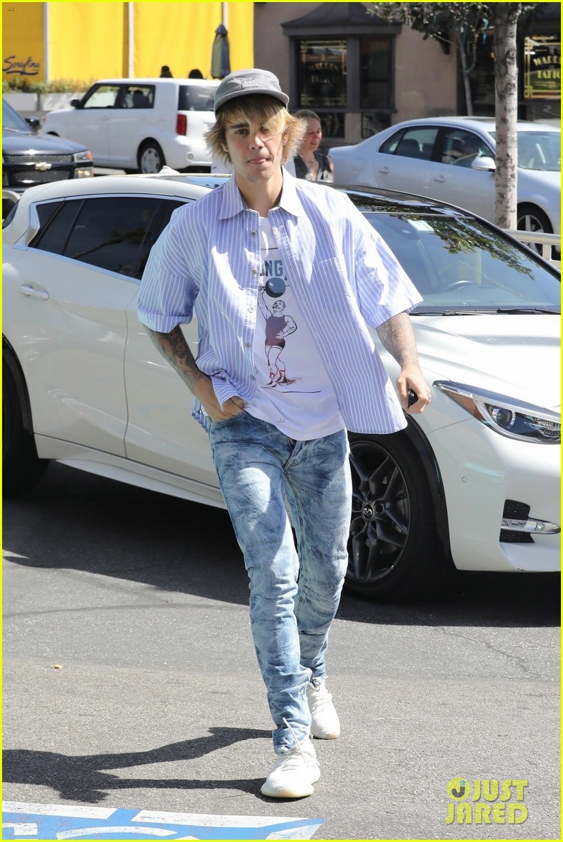 Justin Bieber Grabs a Cold Drink While Out on a Coffee Run in LA ...