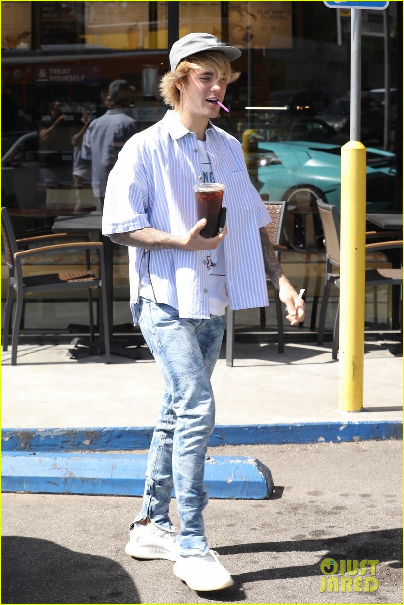 Justin Bieber Grabs a Cold Drink While Out on a Coffee Run in LA ...