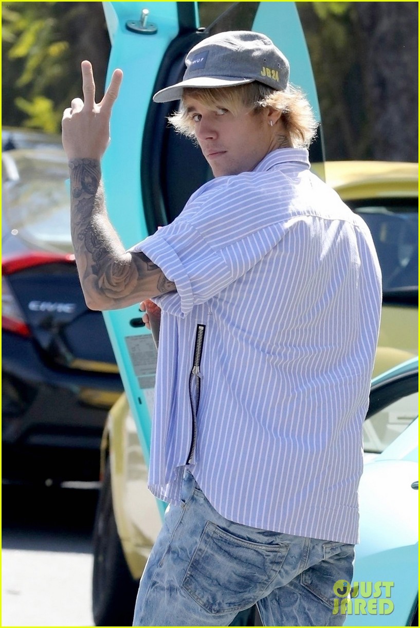 Justin Bieber Grabs A Cold Drink While Out On A Coffee Run In La 