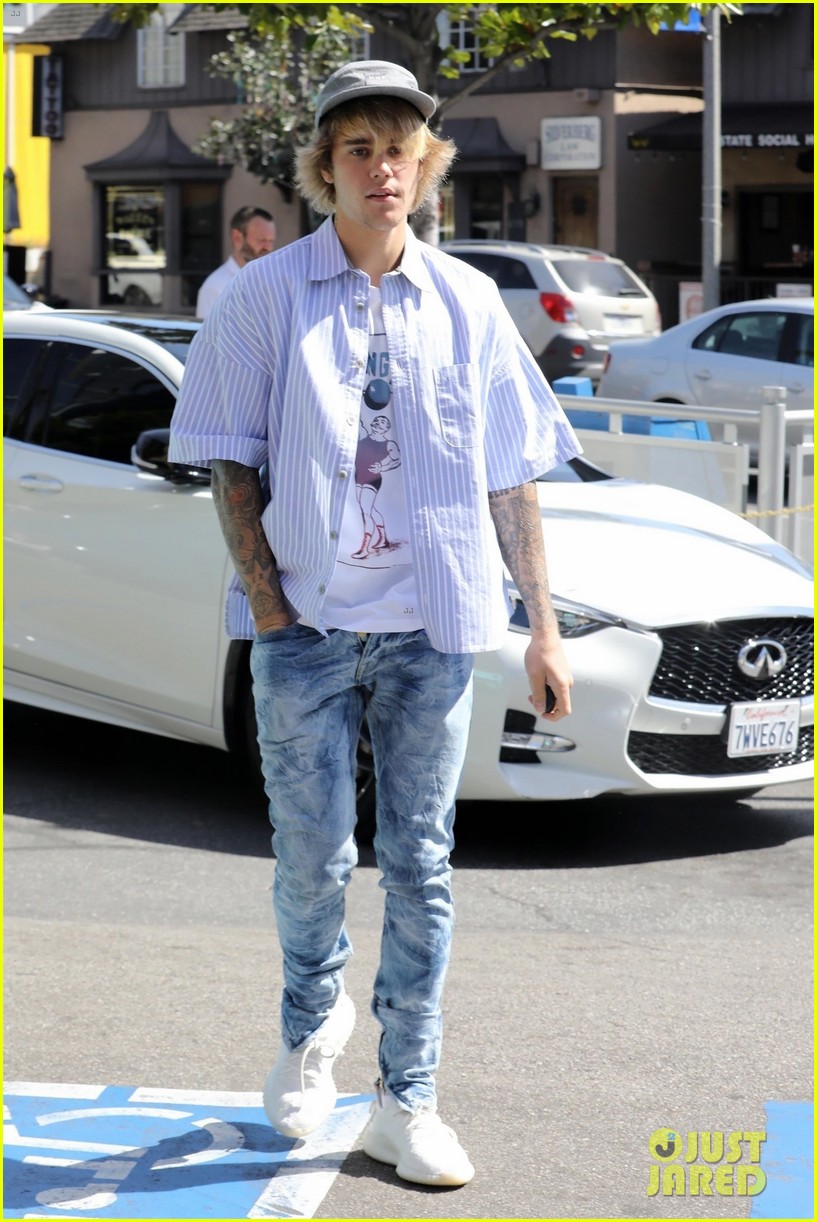 Justin Bieber Grabs a Cold Drink While Out on a Coffee Run in LA ...