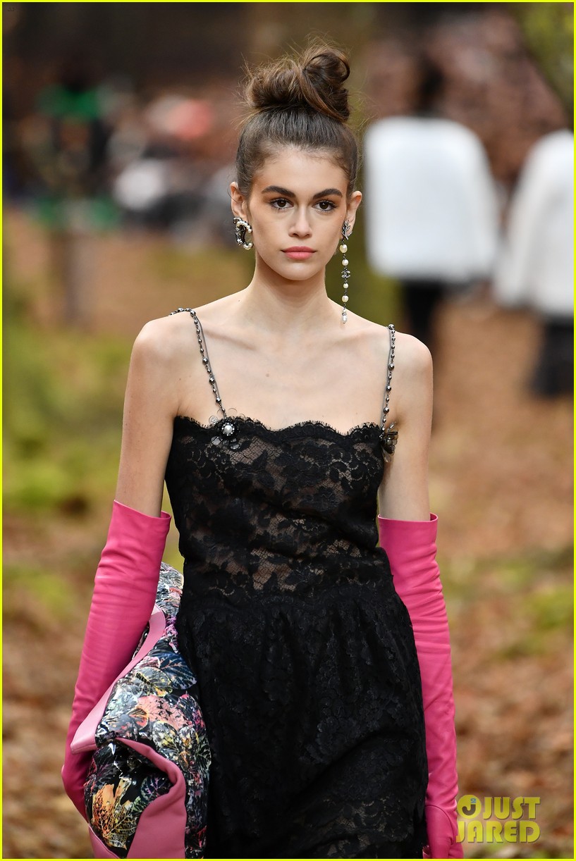 kaia gerber chanel runway fashion week paris 2018 06