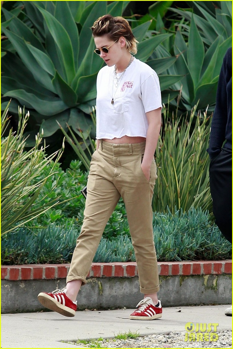 kristen stewart crop top la march 2018 03