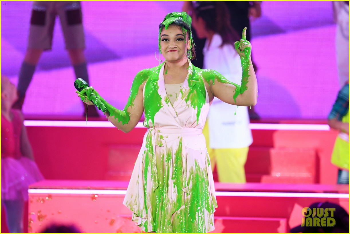 Laurie Hernandez Gets Slimed at KCAs 2018, Chloe Kim Presents On Stage ...