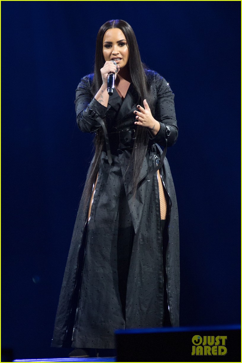 Demi Lovato Thanks Fans for Saving Her Life in Tearful Speech Photo