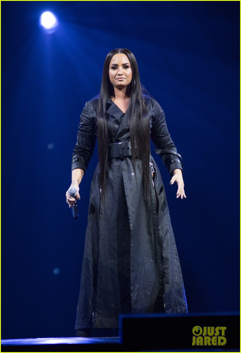 Demi Lovato Thanks Fans for Saving Her Life in Tearful Speech Photo