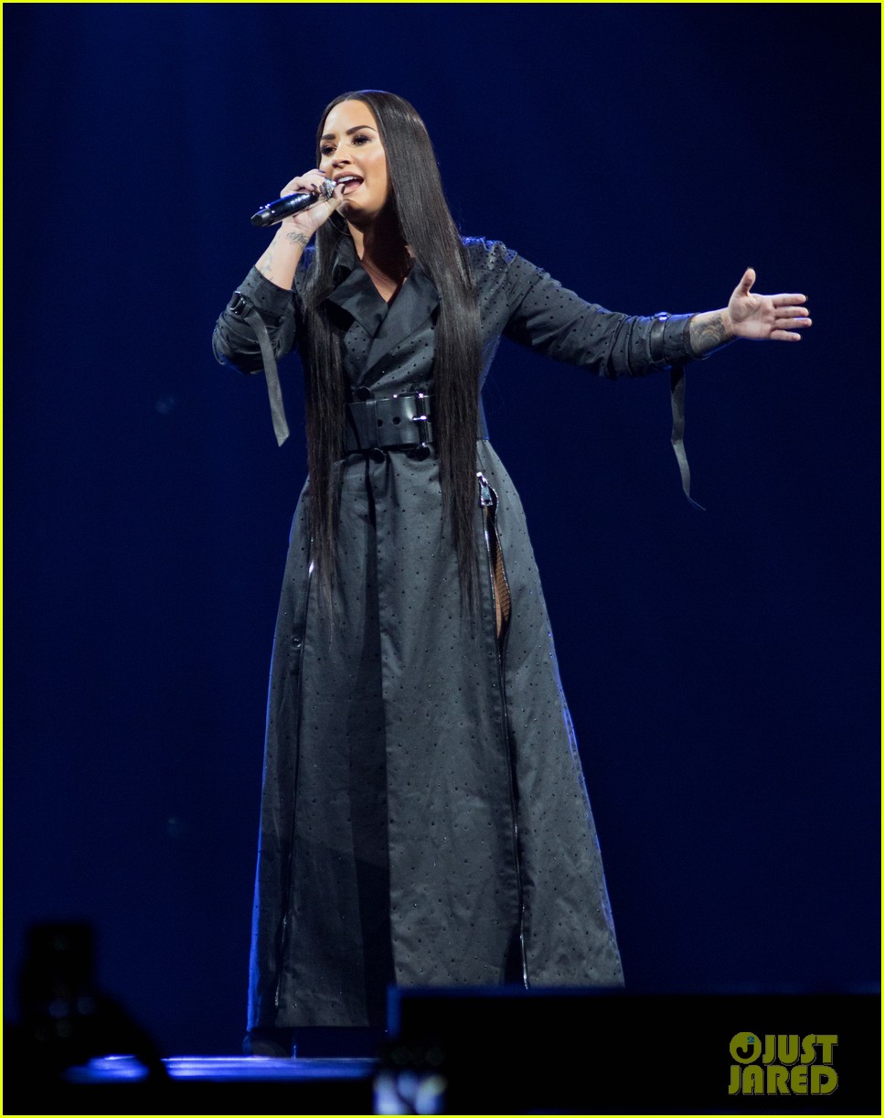 Demi Lovato Thanks Fans for Saving Her Life in Tearful Speech Photo(02)