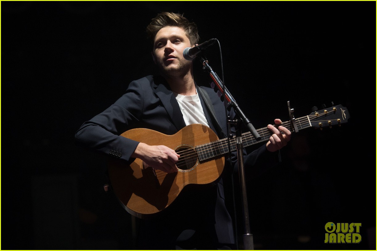 niall horan performs drag me down at london concert 02