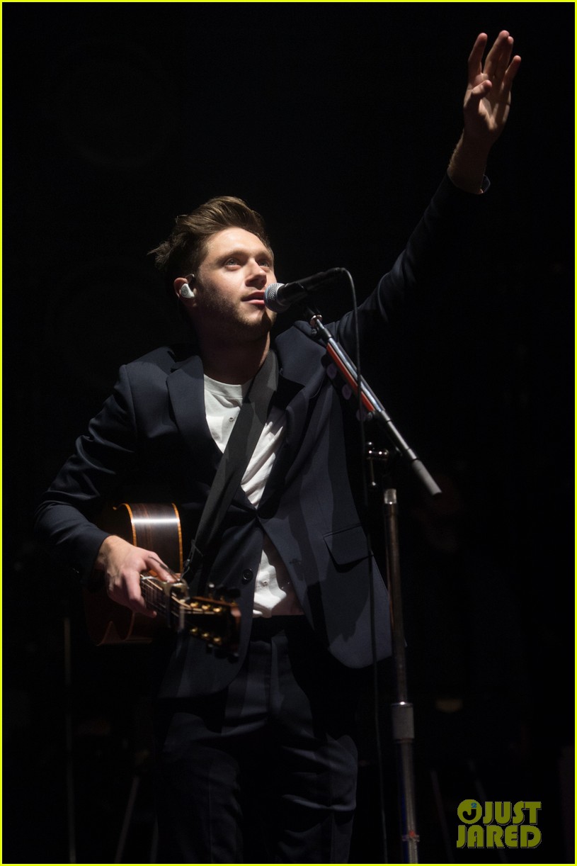 niall horan performs drag me down at london concert 06