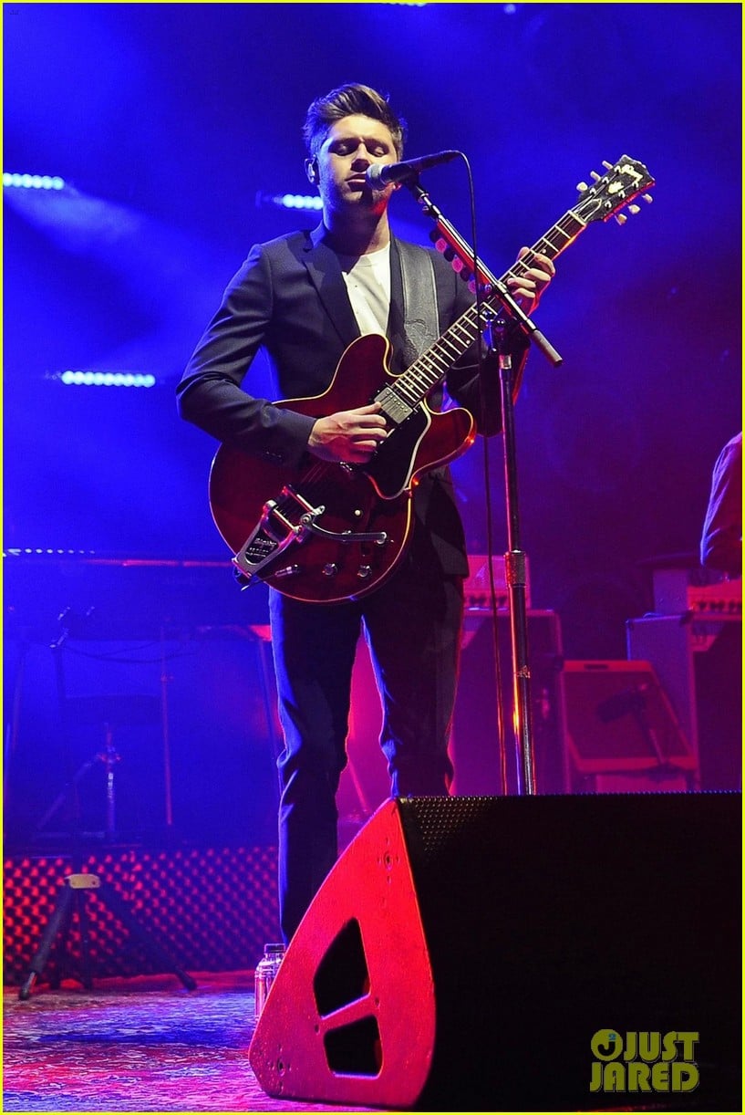 niall horan performs drag me down at london concert 07