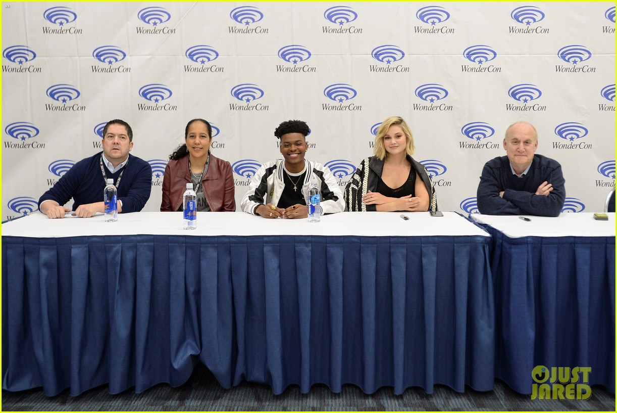 Full Sized Photo of olivia holt aubrey joseph 2018 wondercon 11
