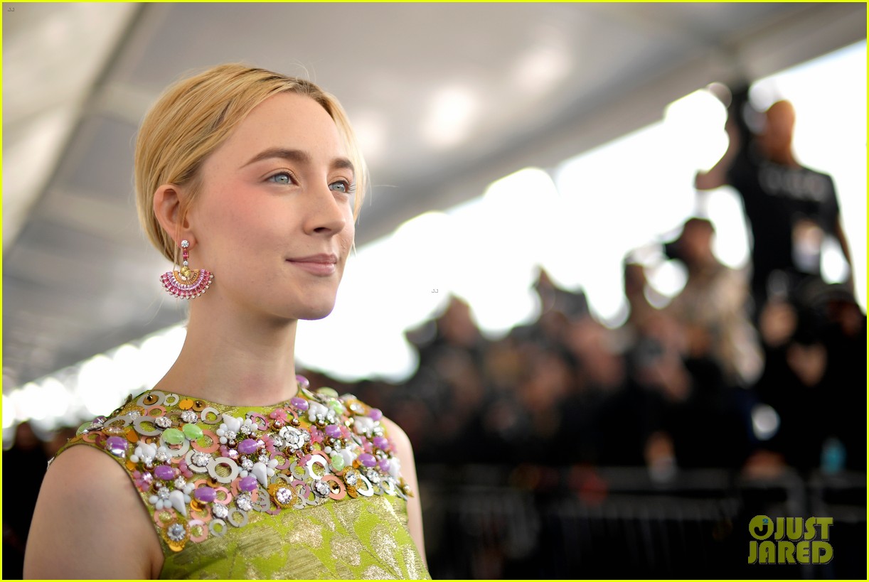 Saoirse Ronan & Beanie Feldstein Are All Smiles at the Spirit Awards ...