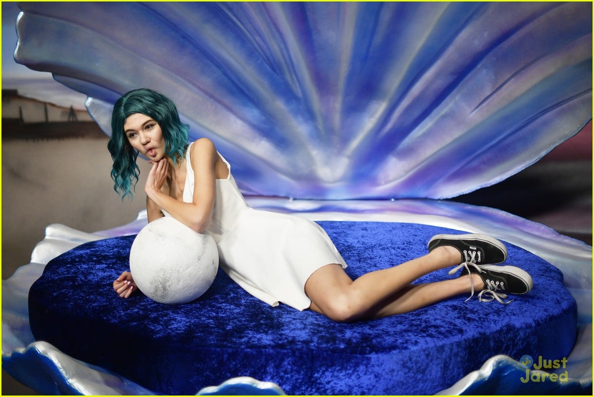 siren cast gregg sulkin jessie paege more mermaid museum 02