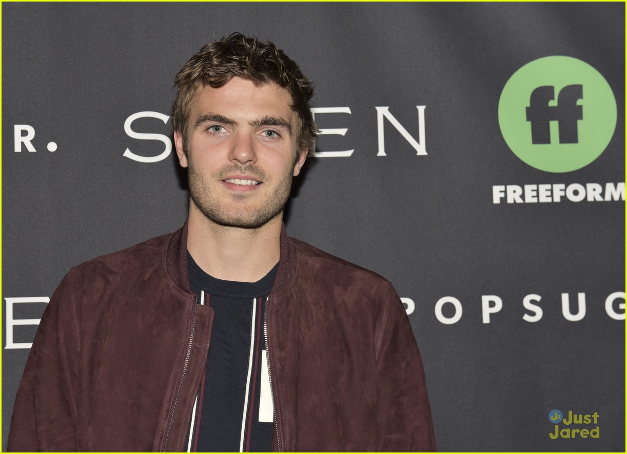 Alex Roe, Eline Powell & 'Siren' Cast Check Out The Mermaid Museum