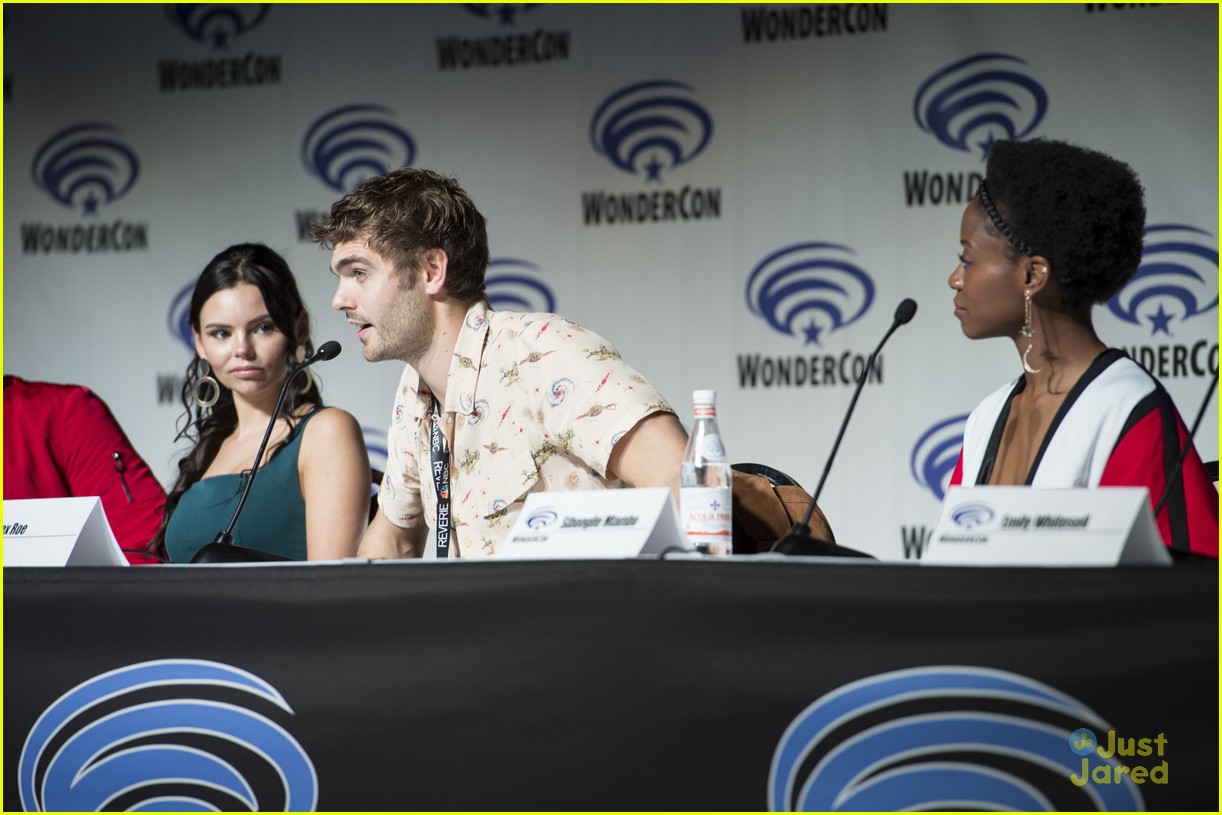 eline powell alex roe siren cast wondercon 01