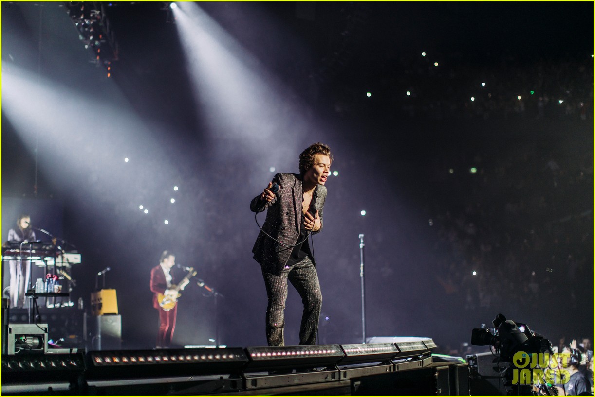 Harry Styles' European Tour Looks Amazing in These Photos! Photo