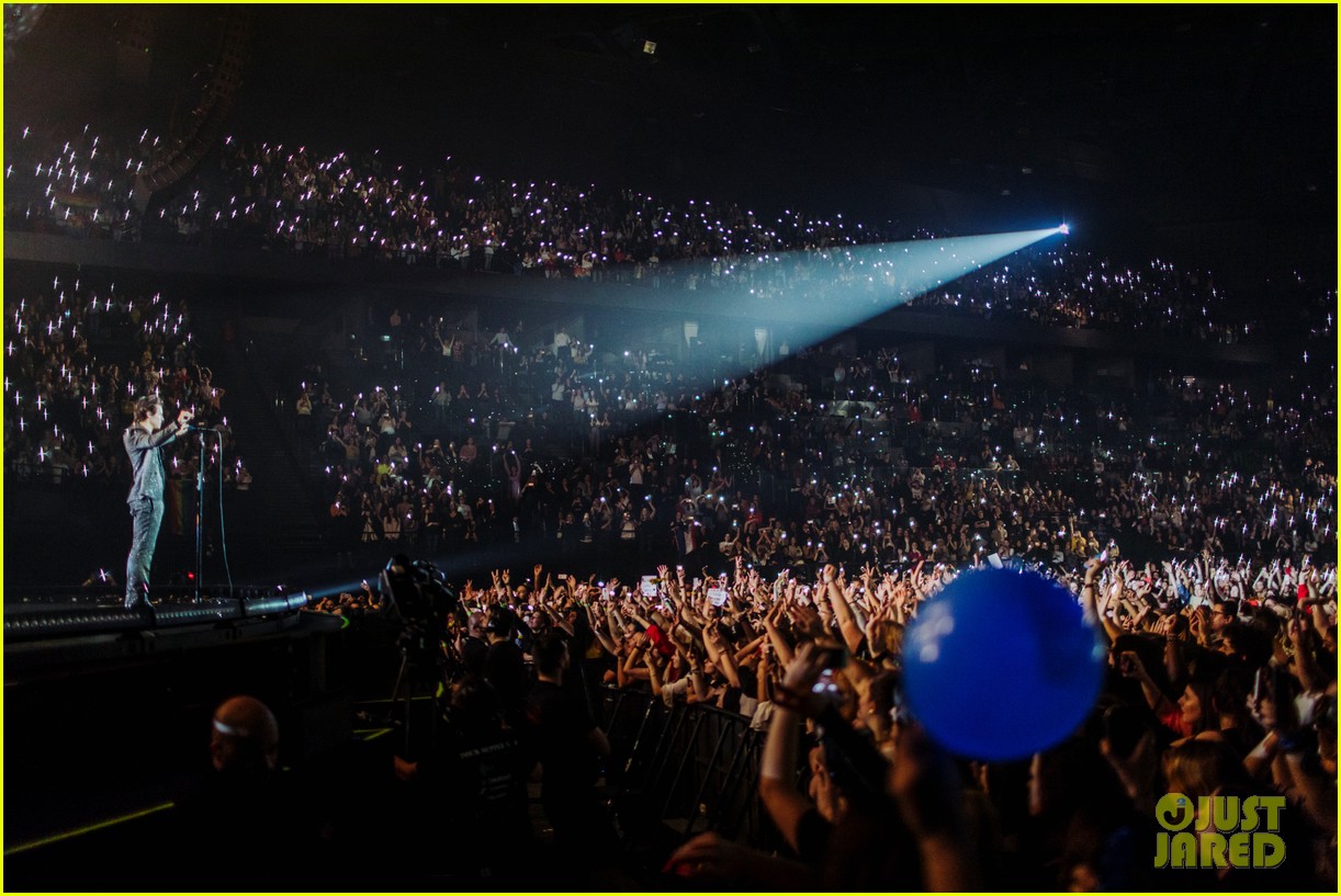 Harry Styles' European Tour Looks Amazing in These Photos! Photo