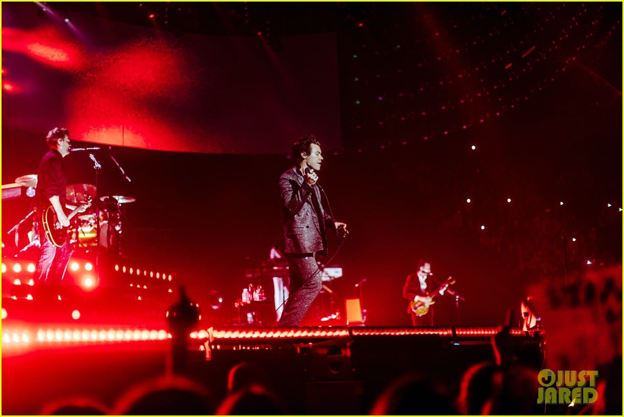 Harry Styles' European Tour Looks Amazing in These Photos! Photo