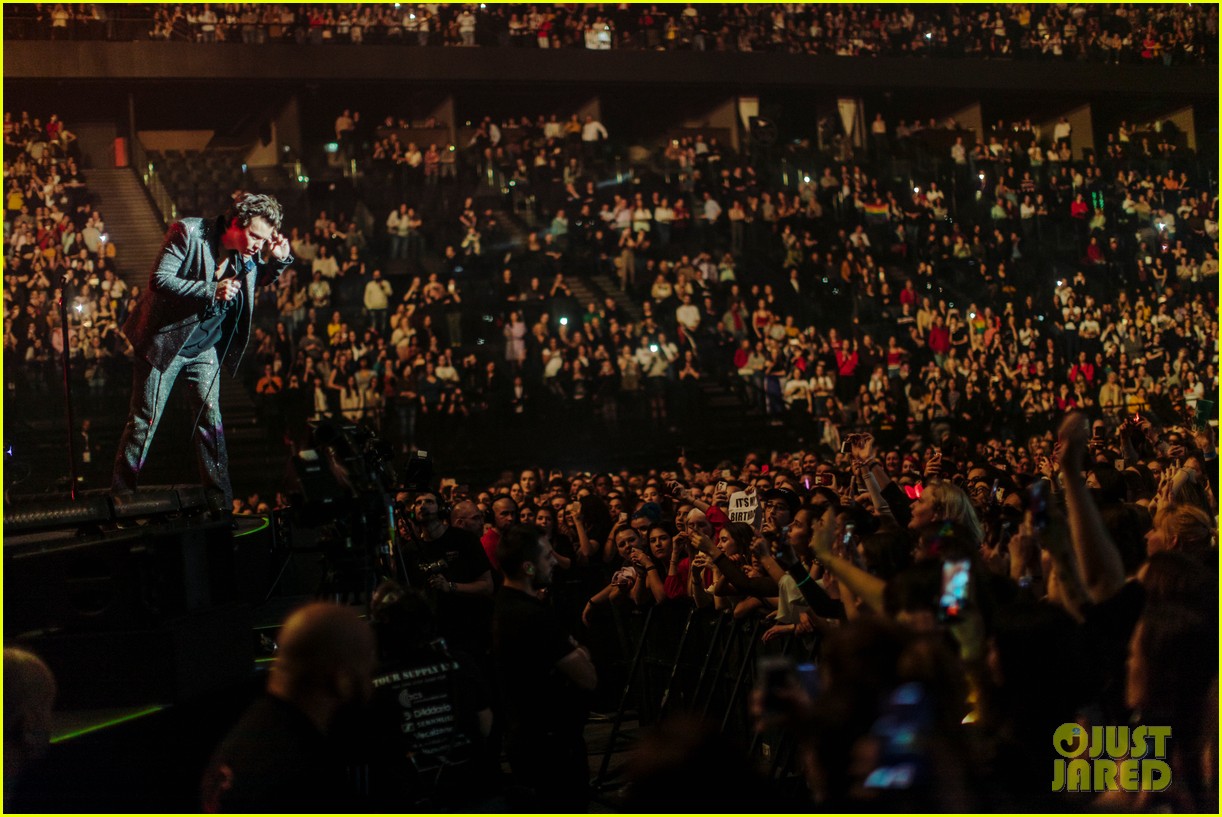 Harry Styles' European Tour Looks Amazing in These Photos! Photo