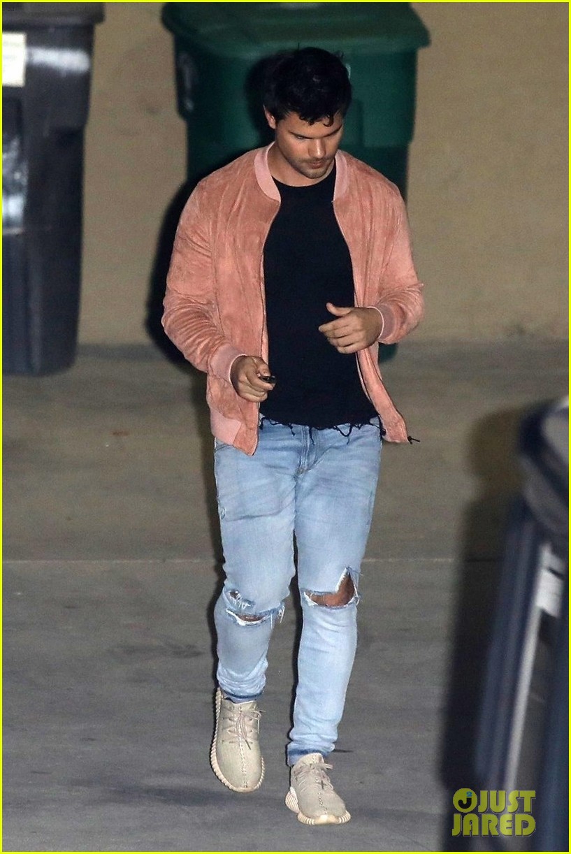 taylor lautner church beverly hills march 2018 02