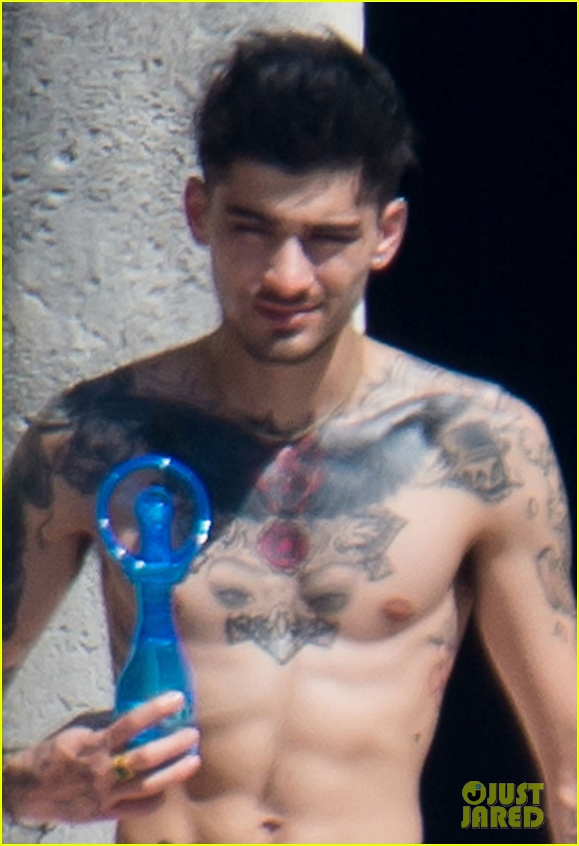 Zayn Malik Cools Off Shirtless In Miami Shares New Freestyle Song Photo 1144373 Photo 