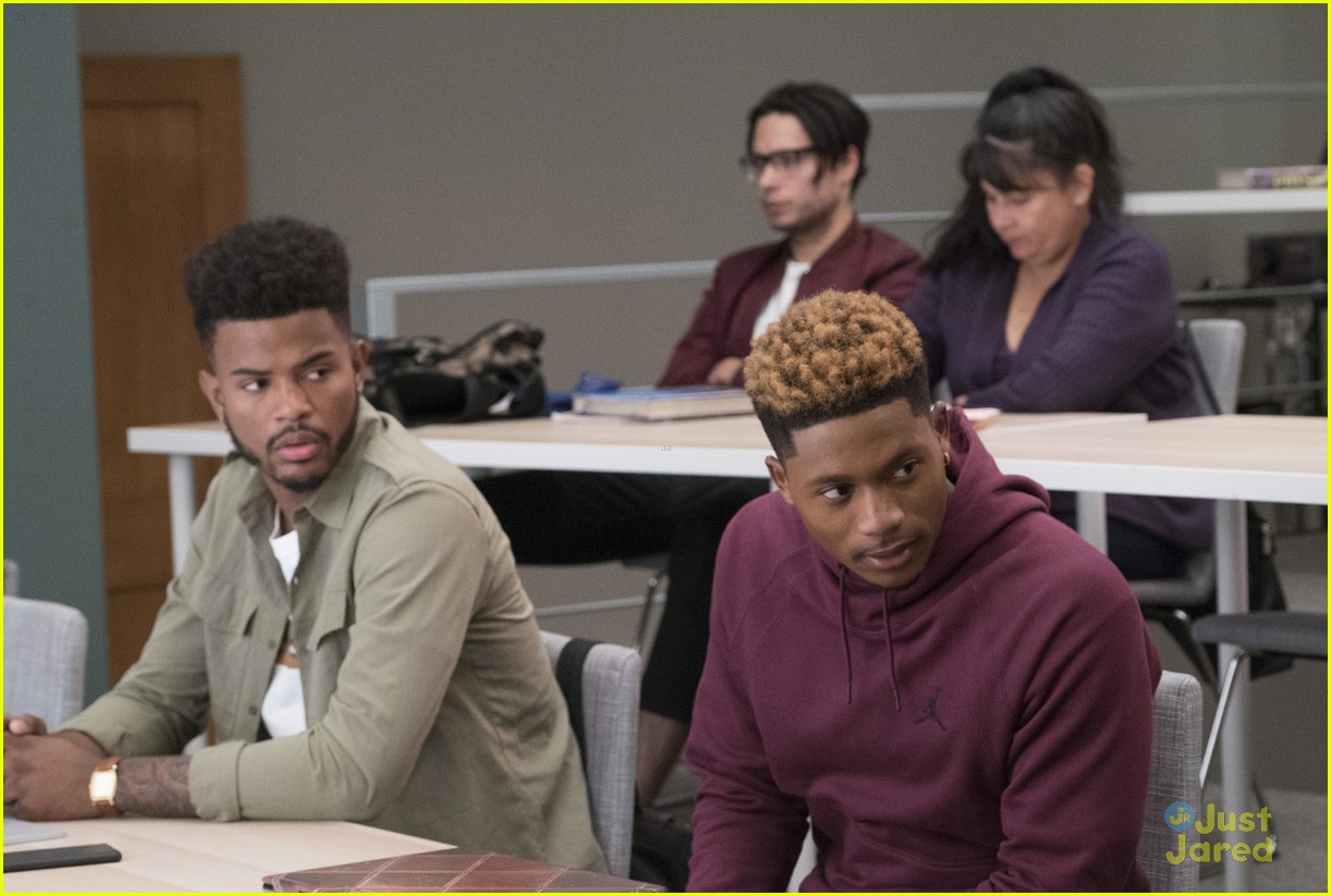 Full Sized Photo of grownish season finale who zoey choose 04 | Zoey