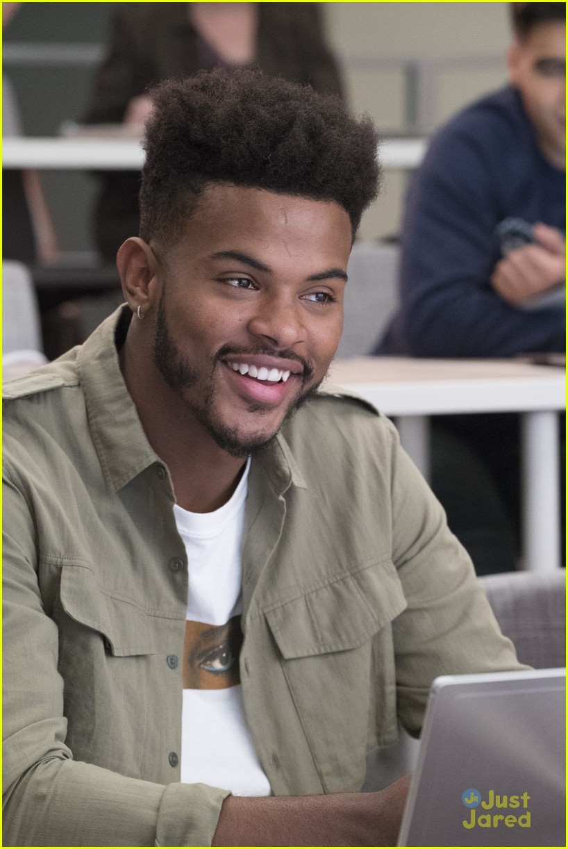 Zoey Has To Choose Between Aaron, Cash or Luka on 'grown-ish's Season
