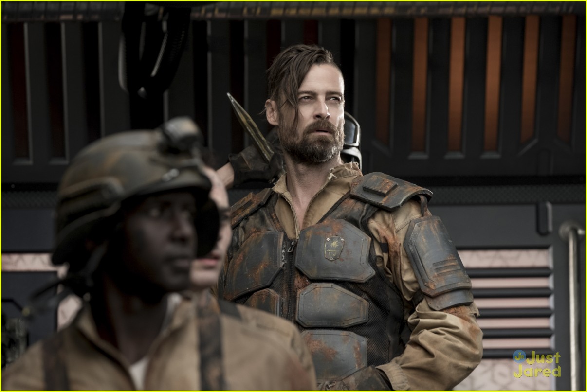 Full Sized Photo of the 100 eliza taylor clarke mom quotes premiere 06