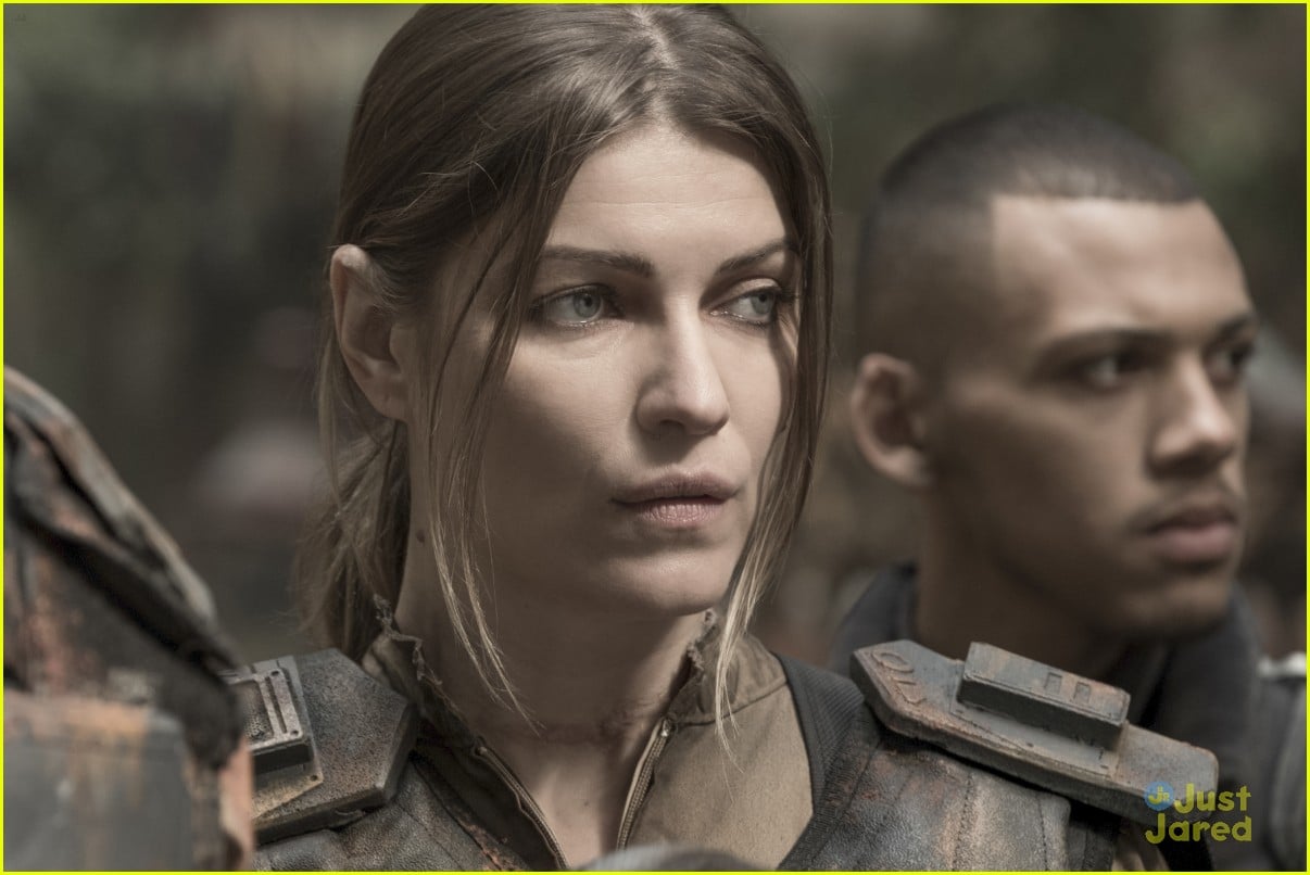 Full Sized Photo of the 100 eliza taylor clarke mom quotes premiere 12