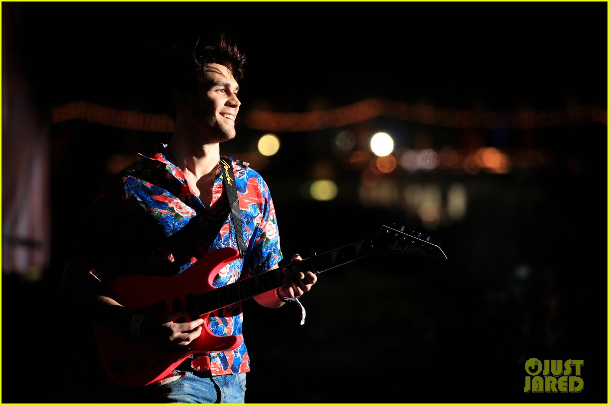 kj apa slays on stage with kygo at coachella 2018 05