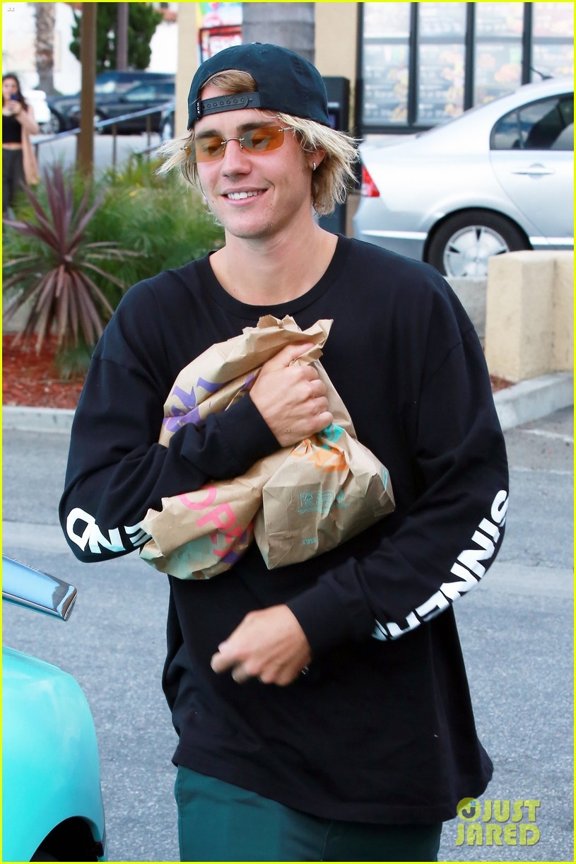 Justin Bieber Picks Up Lunch from Taco Bell! | Photo 1155133 - Photo ...