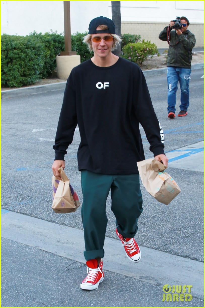 Full Sized Photo of justin bieber taco bell 42 | Justin Bieber Picks Up ...