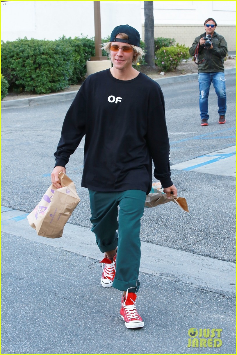 Justin Bieber Picks Up Lunch from Taco Bell! | Photo 1155173 - Photo ...