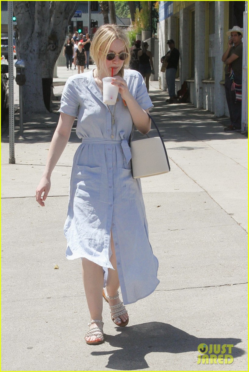 Full Sized Photo of dakota fanning gets in mother daughter time back in ...