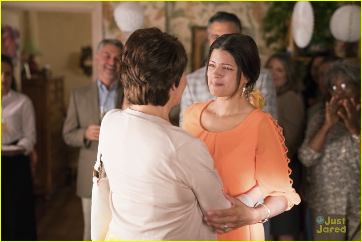 Full Sized Photo of jane virgin end 100 eps finale tonight 08 'Jane