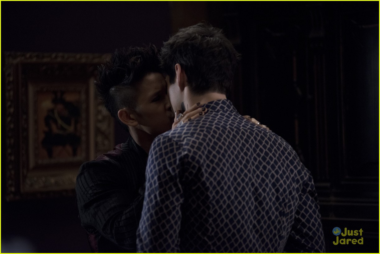 Will Magnus & Alec Actually Move In Together on 'Shadowhunters' Tonight ...