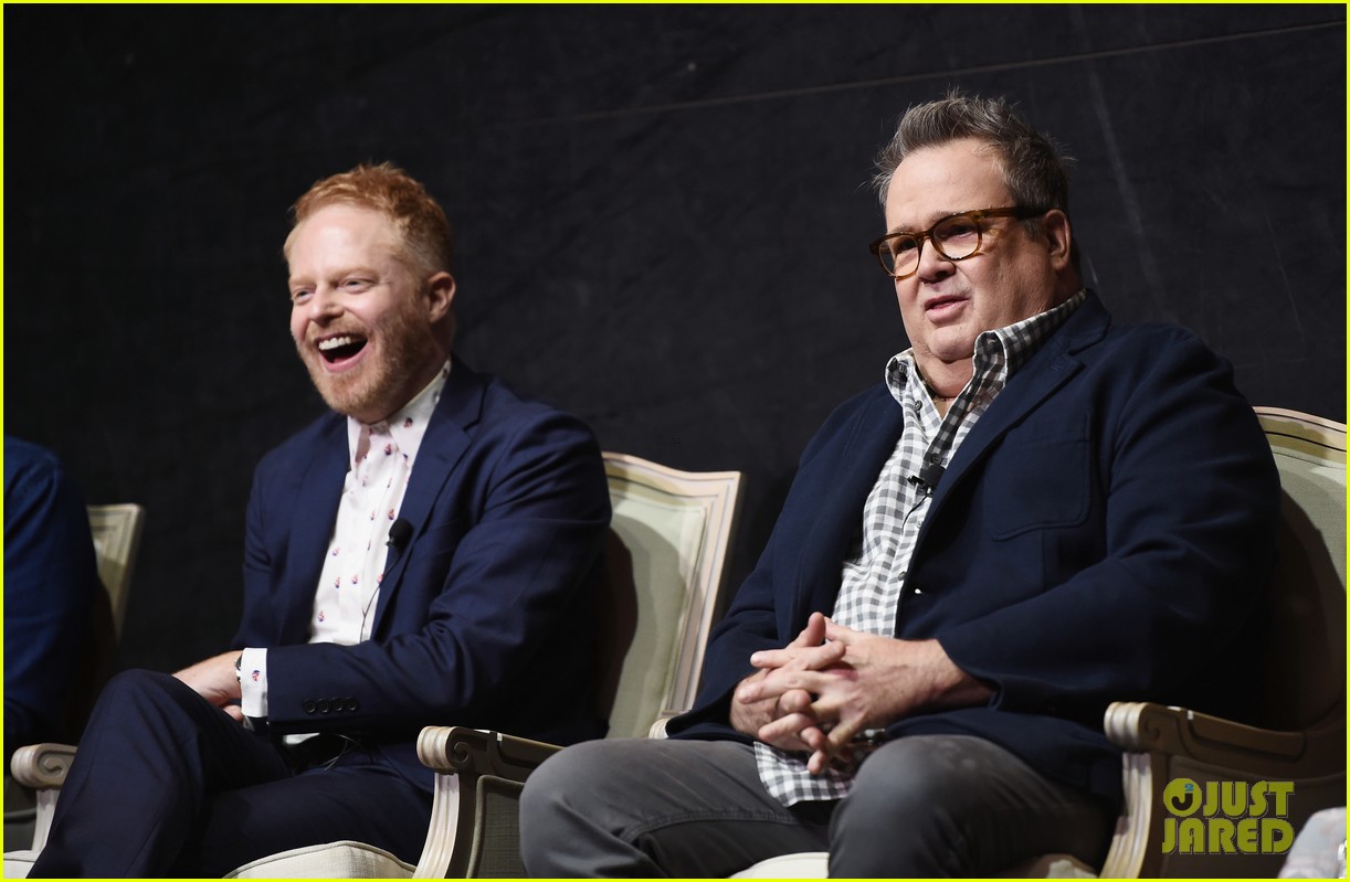 Full Sized Photo of modern family cast teams up for fyc event in ...