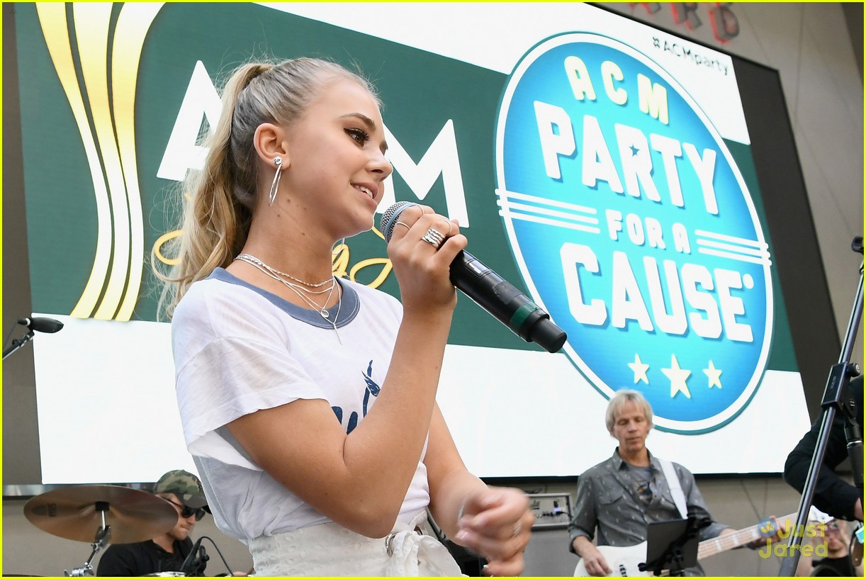 maddie tae tegan marie acm awards 06