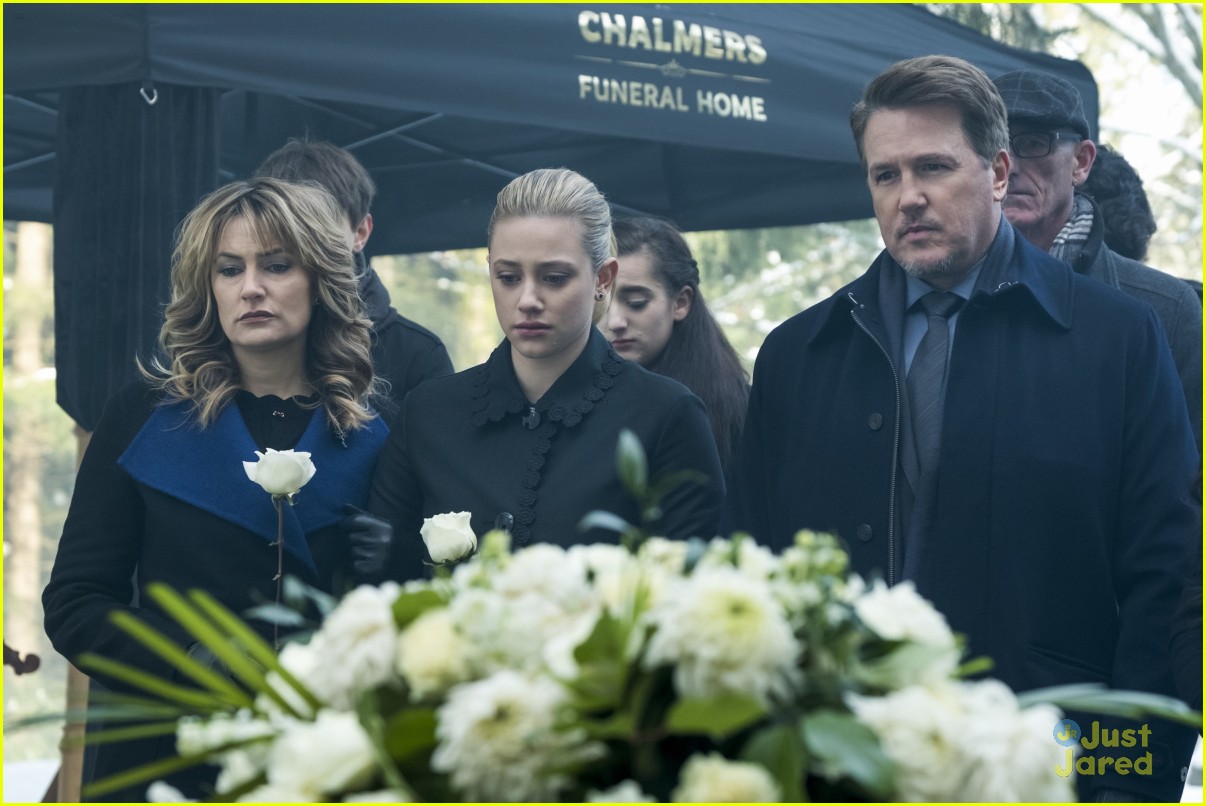 Full Sized Photo of riverdale funeral scene black hood discuss stills 03 Betty, Jughead