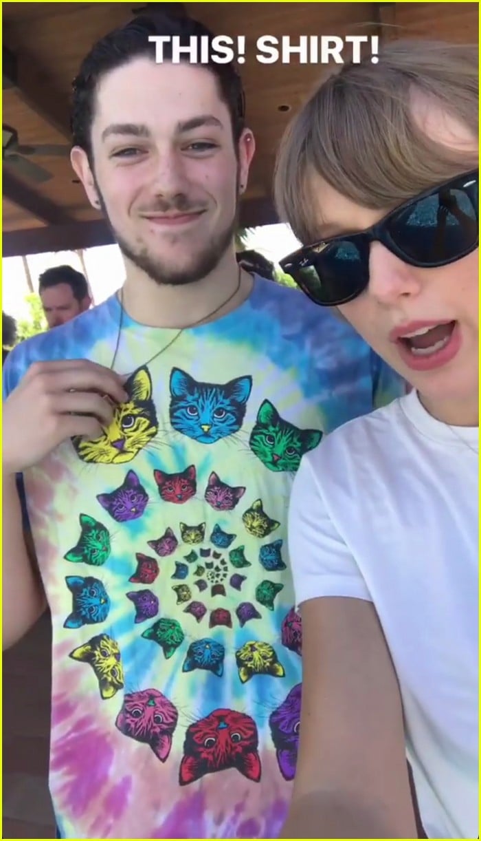Full Sized Photo of taylor swift hosts a pool party 04 | Taylor Swift