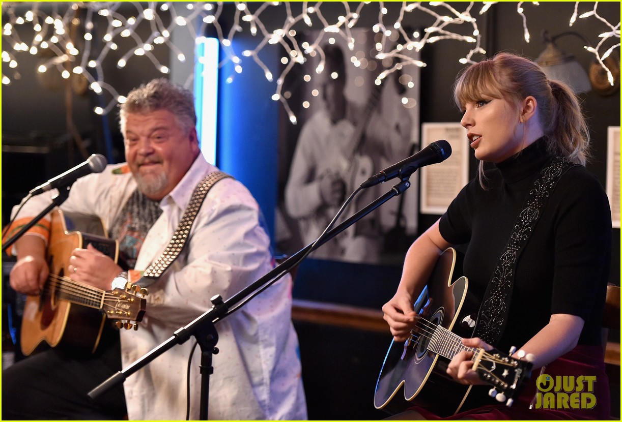 taylor swift bluebird performance 01