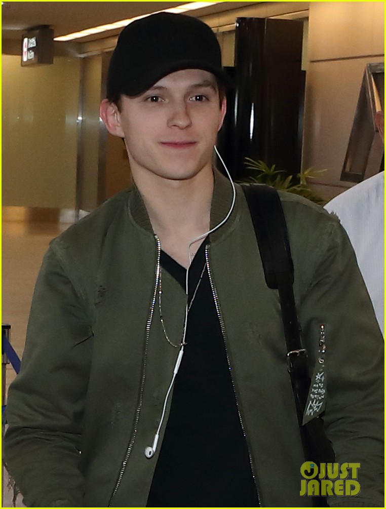 Tom Holland Arrives in Japan During 'Avengers' Promo Tour! | Photo ...