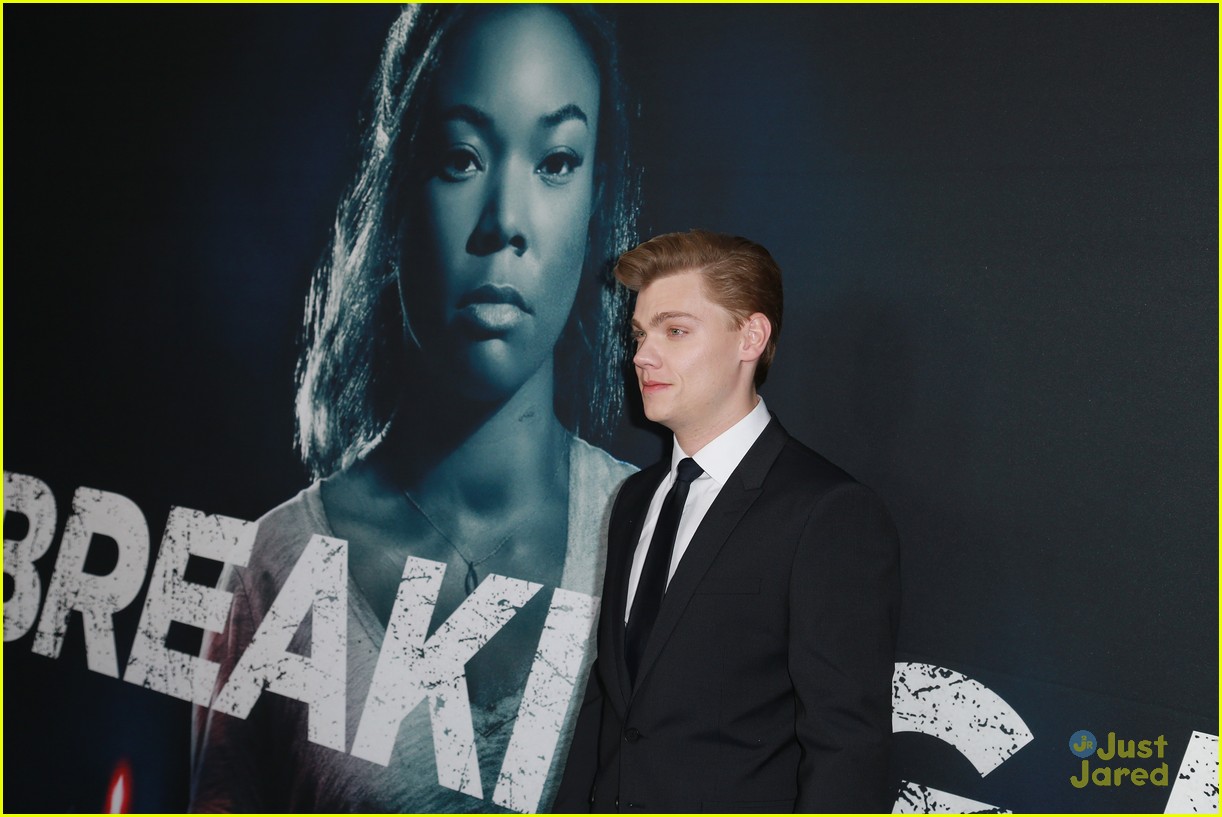 Full Sized Photo of ariel winter levi meaden breaking in premiere 08