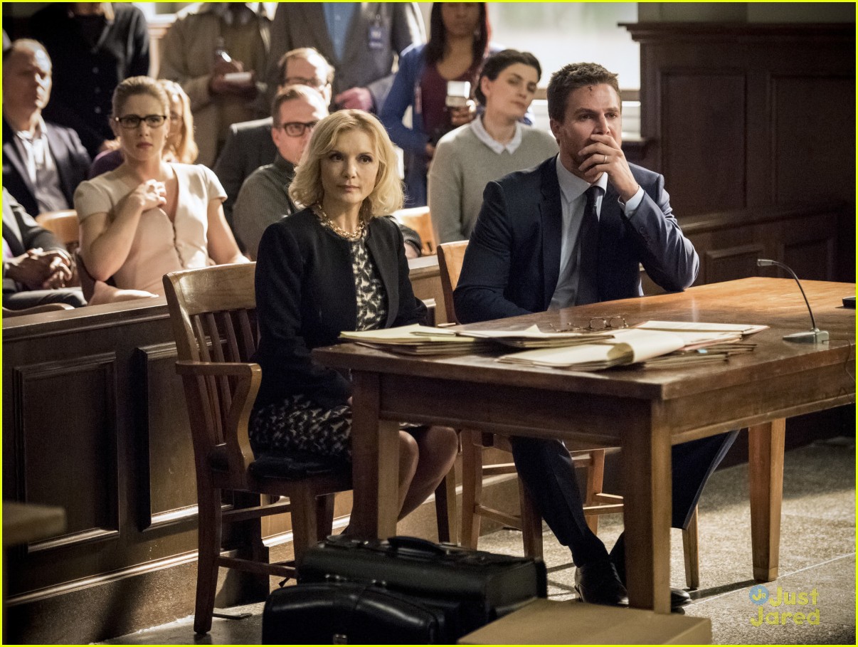 Full Sized Photo of arrow cast talks oliver trial episode 07 | Emily ...