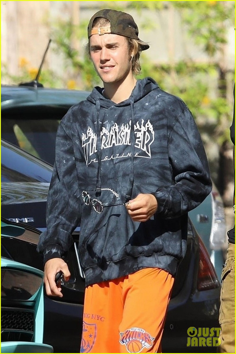 justin bieber heads into studio with poo bear 02