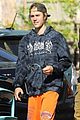 justin bieber heads into studio with poo bear 02