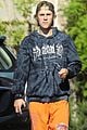 justin bieber heads into studio with poo bear 06