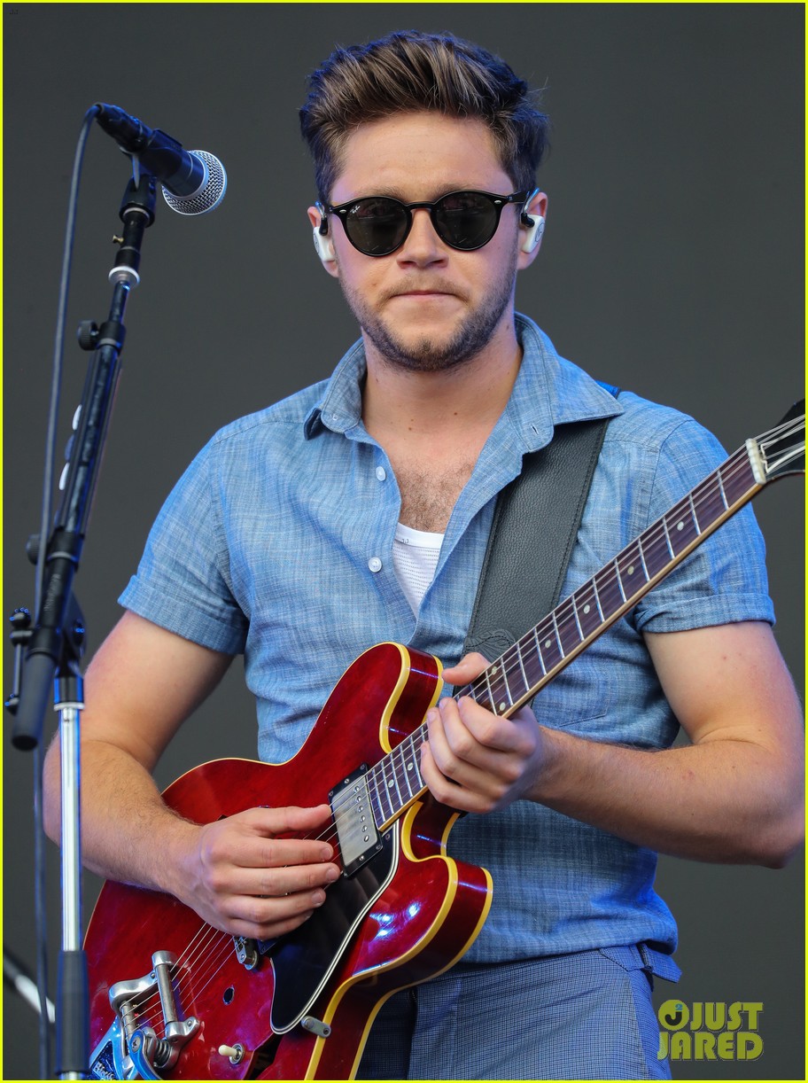 Niall Horan & Demi Lovato Perform On Stage at Biggest Weekend Music