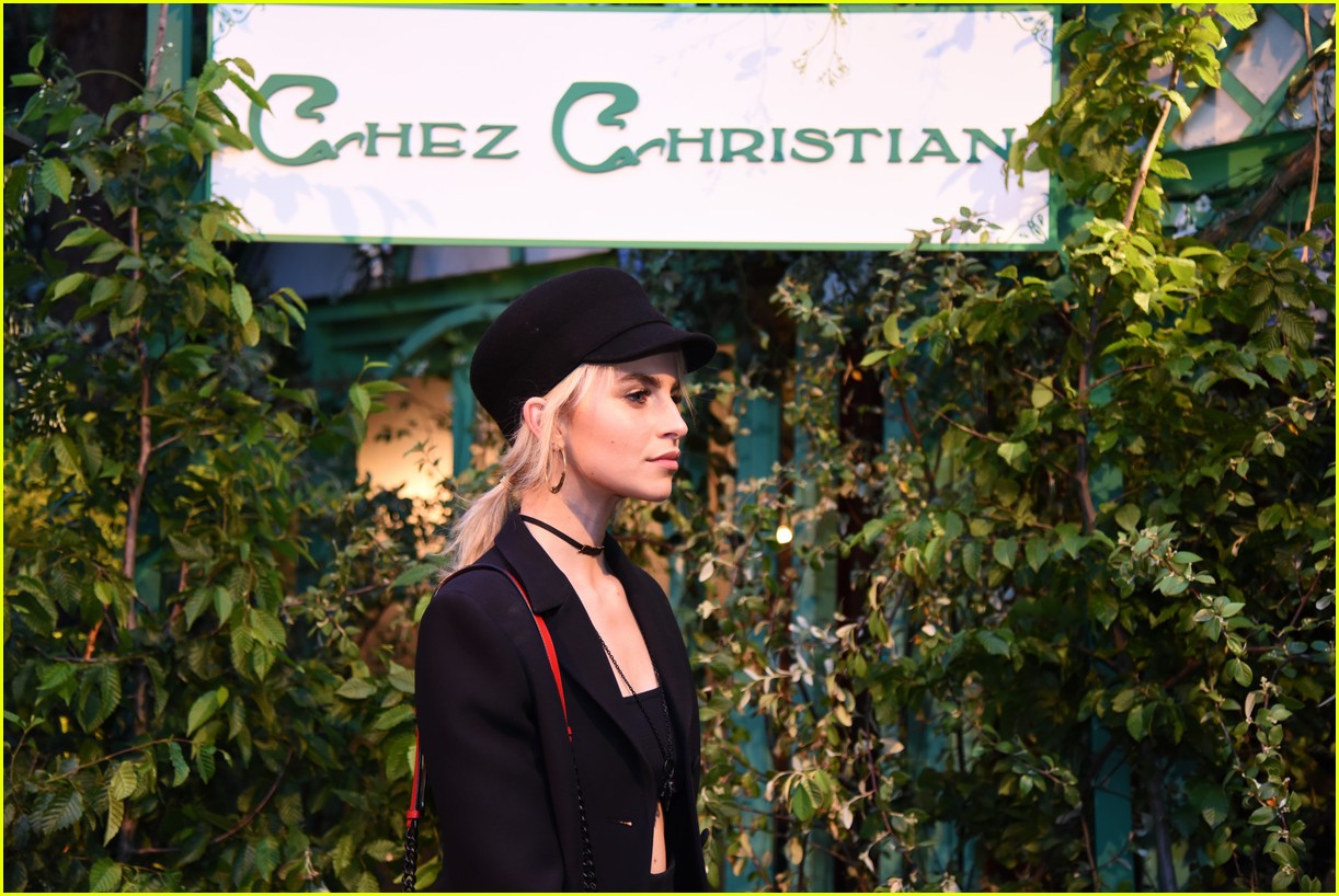 Full Sized Photo of natalia dyer charlie heaton couple up christian