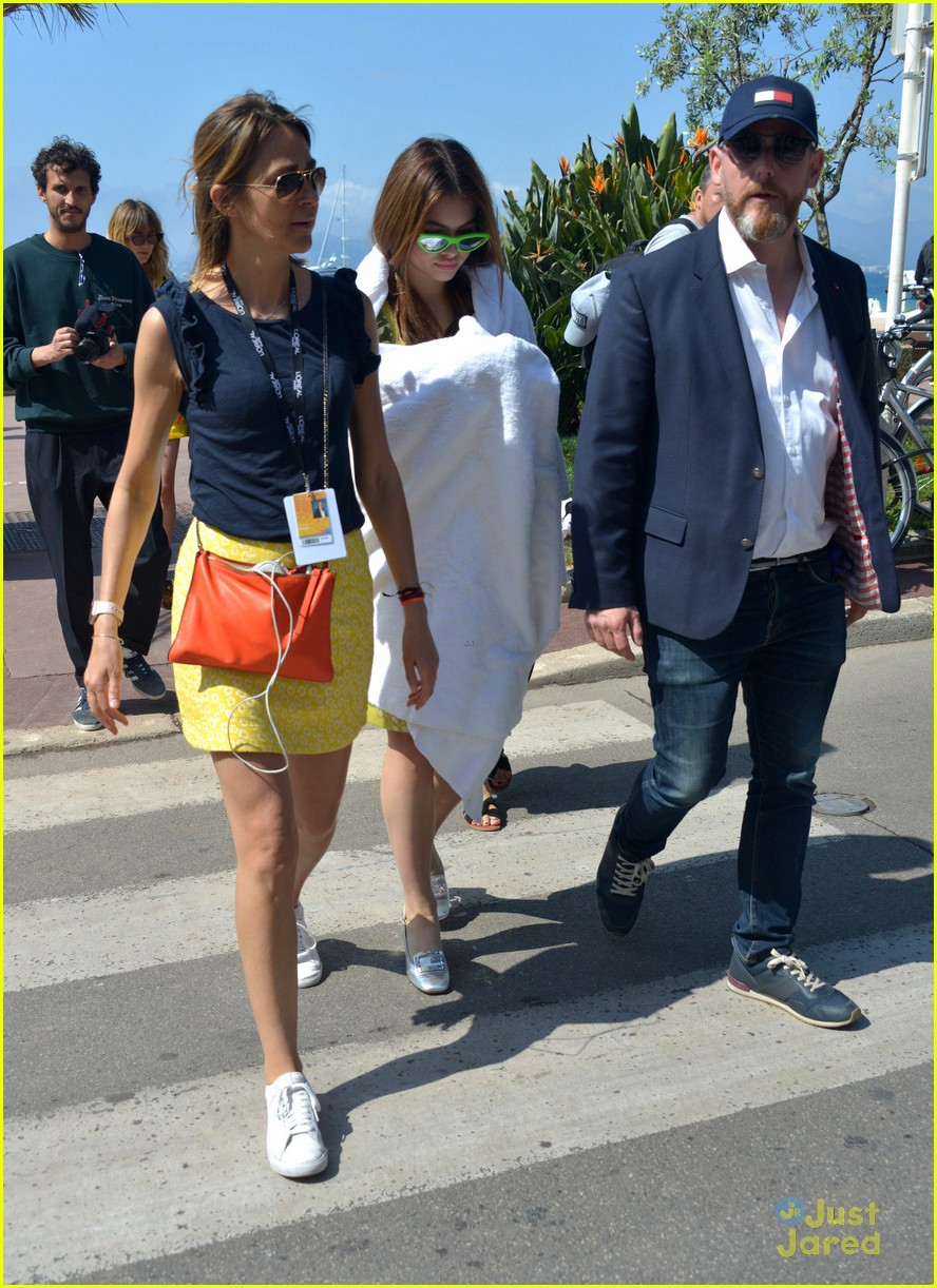 Kristen Stewart Goes For A Walk Around Cannes Film Festival | Photo ...