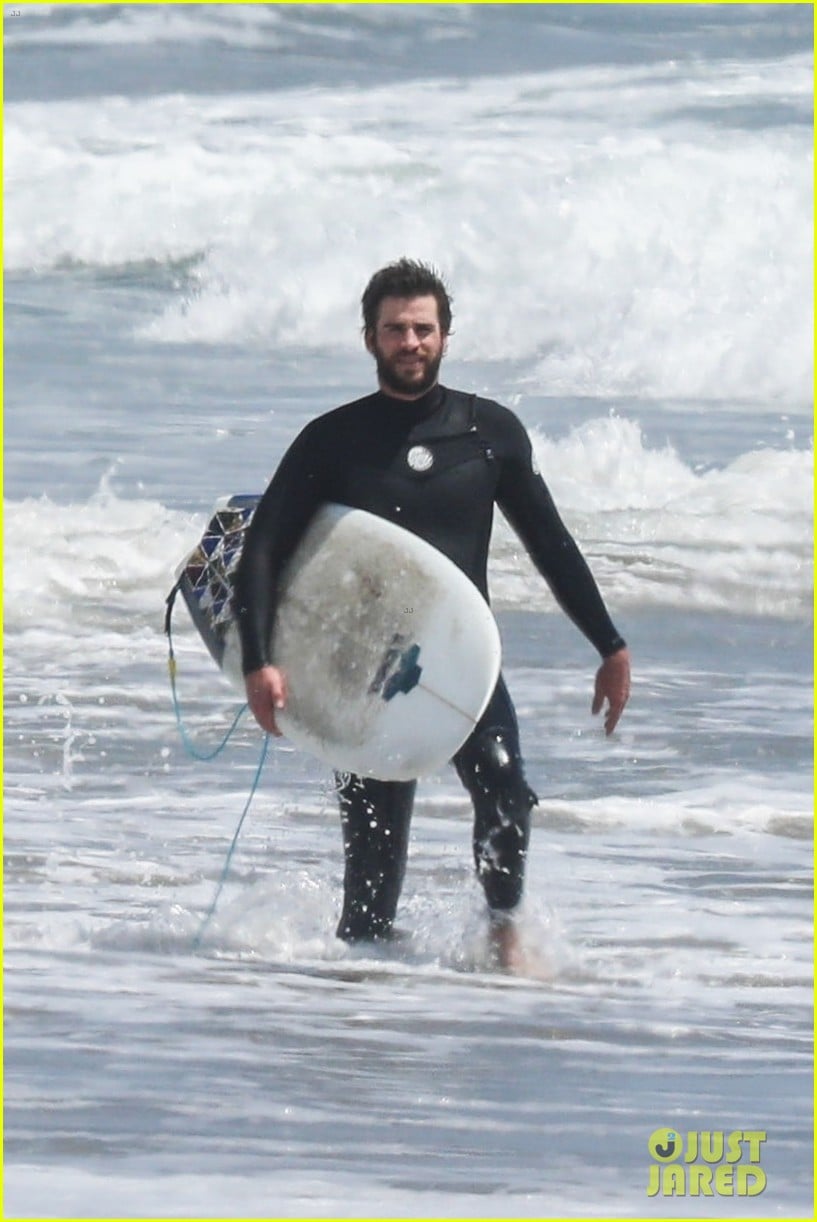 Liam Hemsworth Rides Waves at the Beach in Malibu! | Photo 1161667 ...